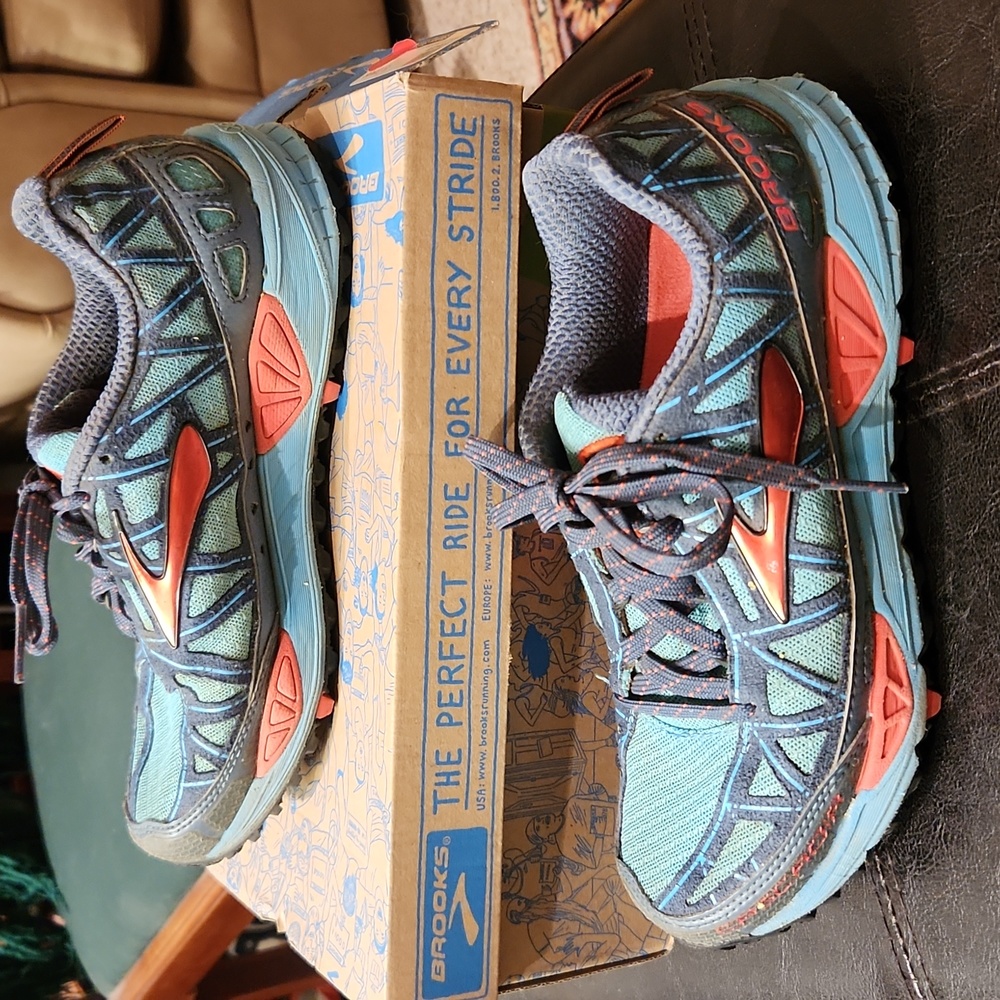 Brooks Cascadia Women's 7 like new blue